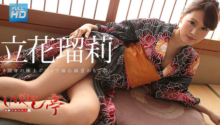 酒店偷拍装清纯害羞的漂亮美女被男的快扒掉内裤了还不让操玩手机,男的不理她了急的又去扒掉他内裤坐上去操